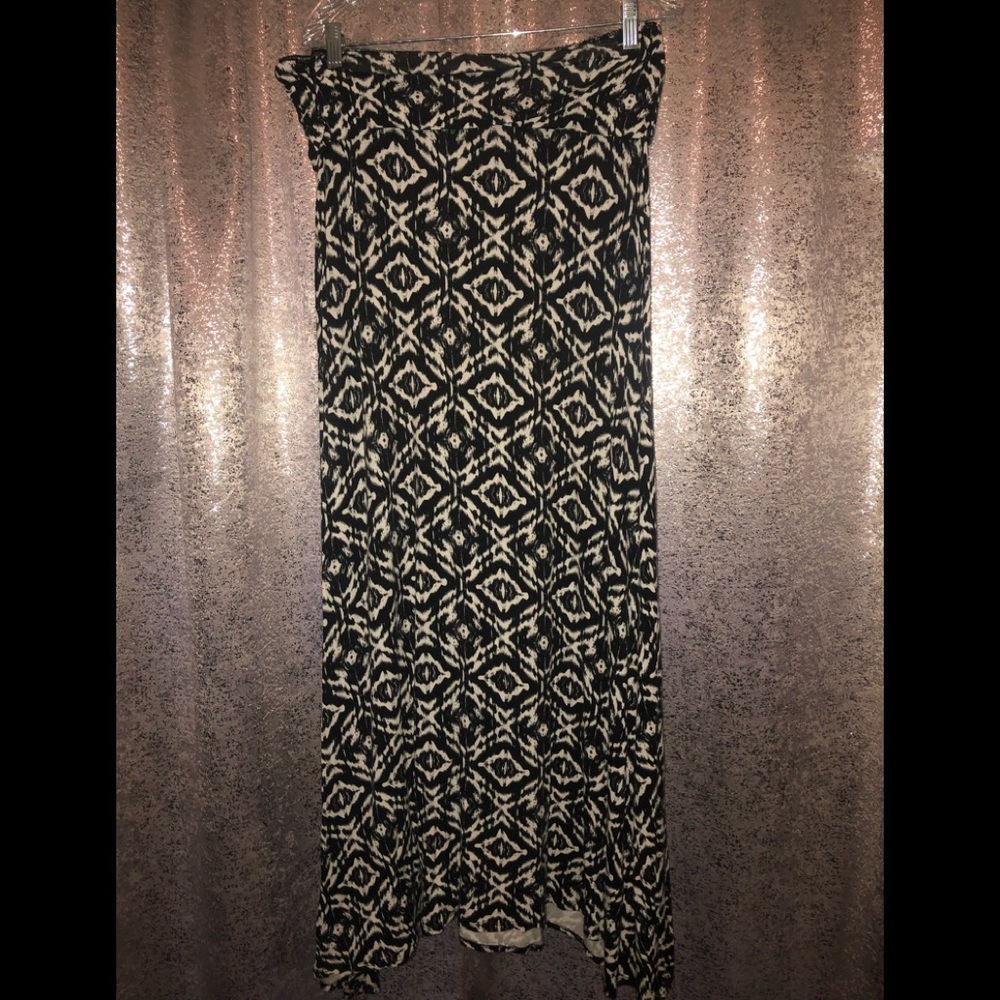 Black and white patterned maxi skirt.